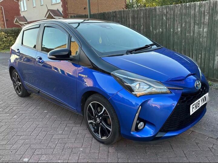 Toyota Yaris 1.5 VVT-h Grey Bi-Tone E-CVT Euro 6 (s/s) 5dr