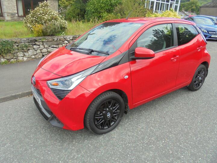 Toyota AYGO 1.0 VVT-i X-play Euro 6 (s/s) 5dr Toyota AYGO 1.0 VVT-i X-play Euro 6 (s/s) 5dr