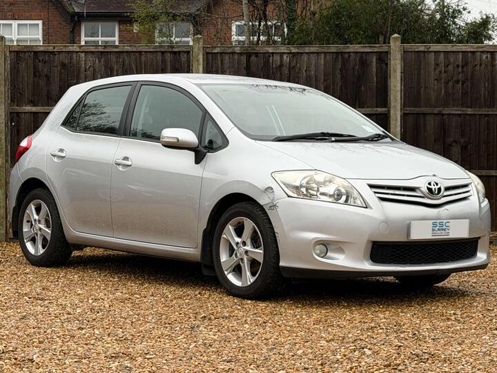 Toyota AURIS 1.6 V-Matic TR 5dr Toyota AURIS 1.6 V-Matic TR 5dr