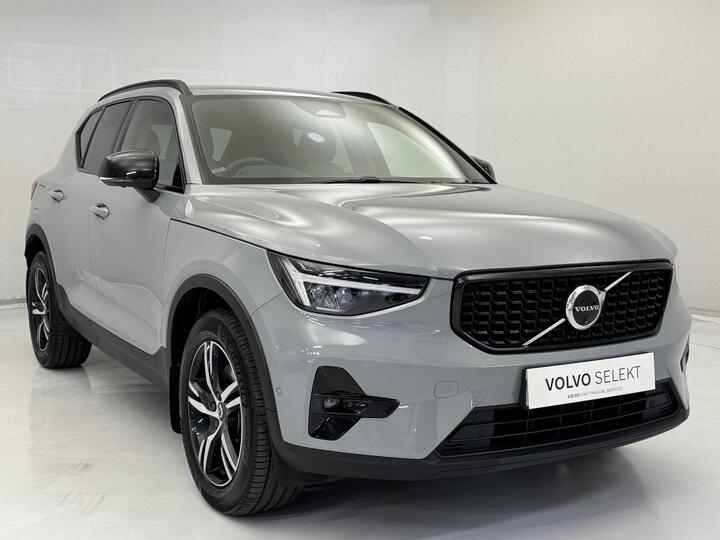 Volvo XC40 2.0 B3 MHEV Plus Dark DCT Auto Euro 6 (s/s) 5dr