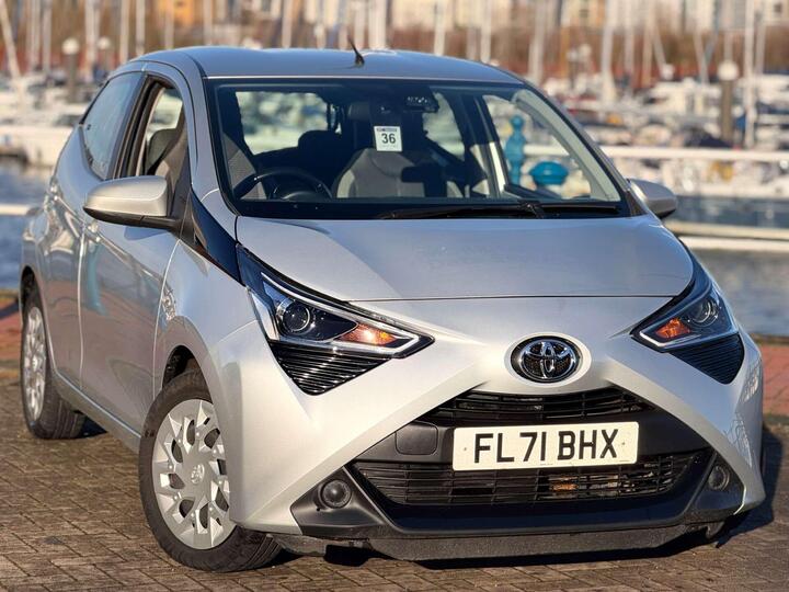 Toyota AYGO 1.0 VVT-i X-play Euro 6 (s/s) 5dr Toyota AYGO 1.0 VVT-i X-play Euro 6 (s/s) 5dr