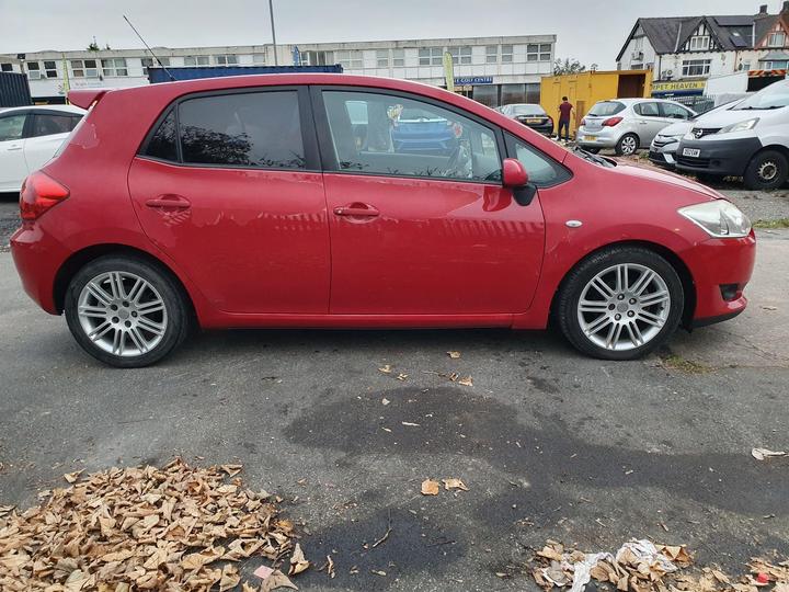 Toyota Auris 1.6 VVT-i SR 5dr