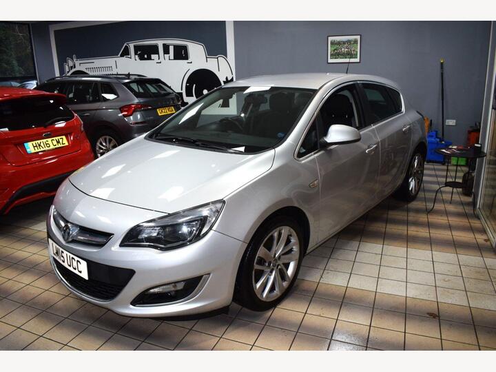 Vauxhall ASTRA 1.6i SRi Euro 6 5dr Vauxhall ASTRA 1.6i SRi Euro 6 5dr