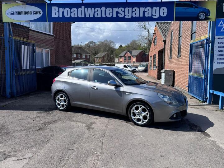 Alfa Romeo GIULIETTA 1.6 JTDM-2 Super Euro 6 (s/s) 5dr Alfa Romeo GIULIETTA 1.6 JTDM-2 Super Euro 6 (s/s) 5dr