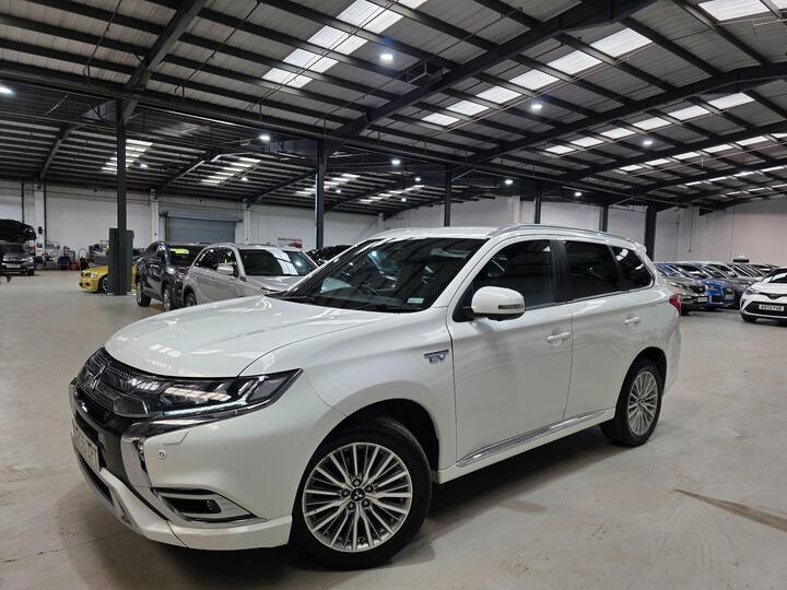 Mitsubishi Outlander 2.4h TwinMotor 13.8kWh 4hs CVT 4WD Euro 6 (s/s) 5dr Mitsubishi Outlander 2.4h TwinMotor 13.8kWh 4hs CVT 4WD Euro 6 (s/s) 5dr
