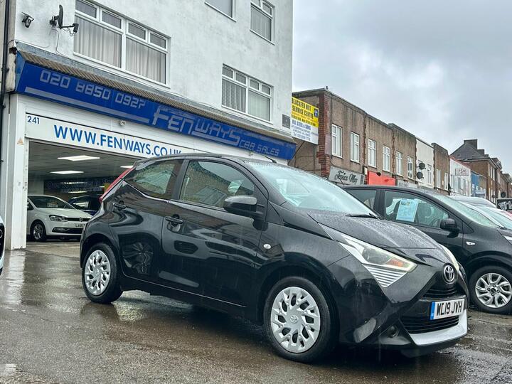 Toyota AYGO 1.0 VVT-i X-play Euro 6 5dr Toyota AYGO 1.0 VVT-i X-play Euro 6 5dr