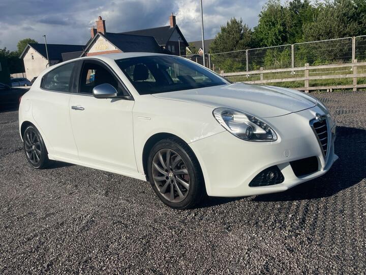 Alfa Romeo Giulietta 2.0 JTDM-2 Veloce Euro 5 (s/s) 5dr Alfa Romeo Giulietta 2.0 JTDM-2 Veloce Euro 5 (s/s) 5dr