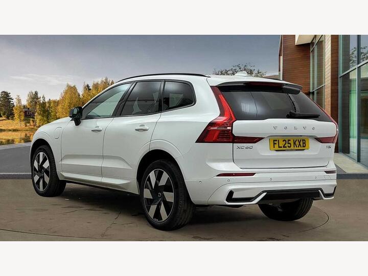 Volvo XC60 2.0h T8 18.8kWh Ultra Dark Auto AWD Euro 6 (s/s) 5dr