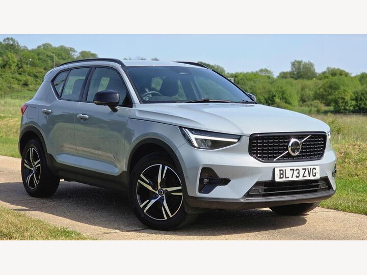 Volvo XC40 2.0 B3 MHEV Plus Dark DCT Auto Euro 6 (s/s) 5dr
