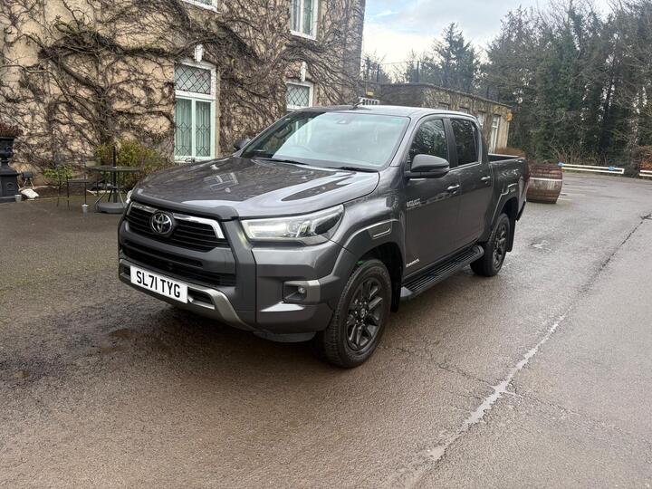 Toyota Hilux 2.8 D-4D Invincible X Auto 4WD Euro 6 (s/s) 4dr