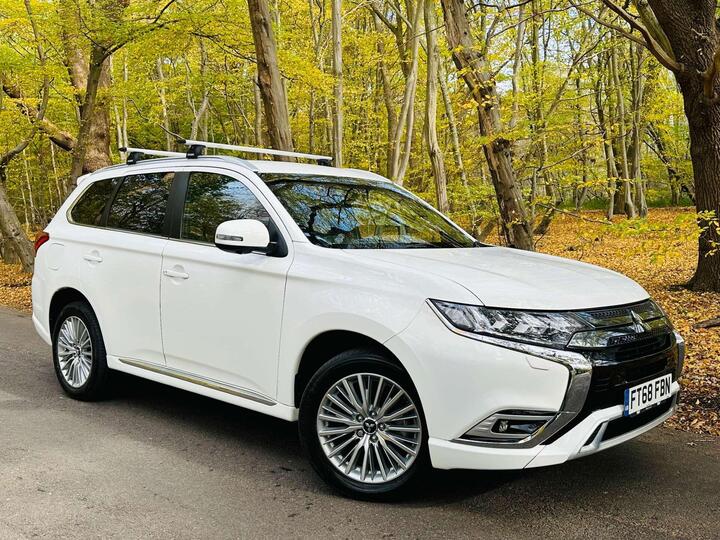 Mitsubishi OUTLANDER 2.4h TwinMotor 13.8kWh 4h CVT 4WD Euro 6 (s/s) 5dr Mitsubishi OUTLANDER 2.4h TwinMotor 13.8kWh 4h CVT 4WD Euro 6 (s/s) 5dr