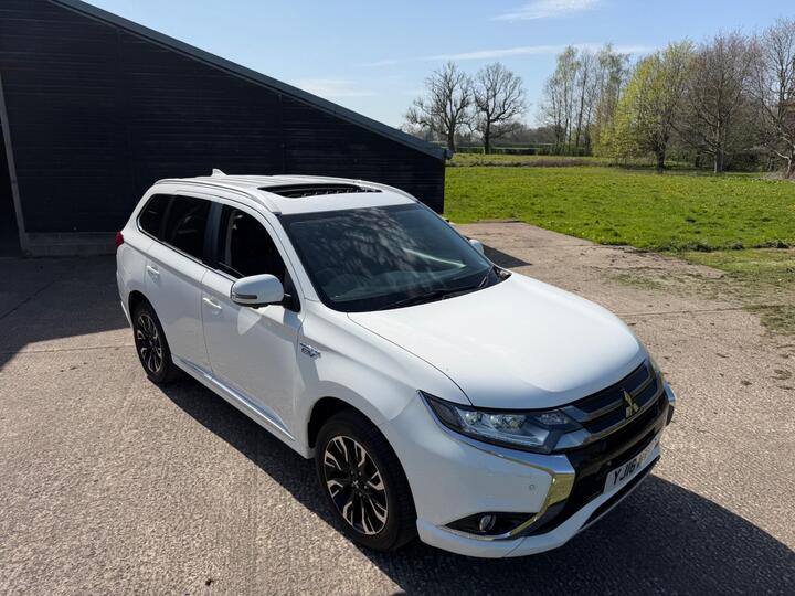 Mitsubishi Outlander 2.0h 12kWh GX4hs CVT 4WD Euro 6 (s/s) 5dr Mitsubishi Outlander 2.0h 12kWh GX4hs CVT 4WD Euro 6 (s/s) 5dr