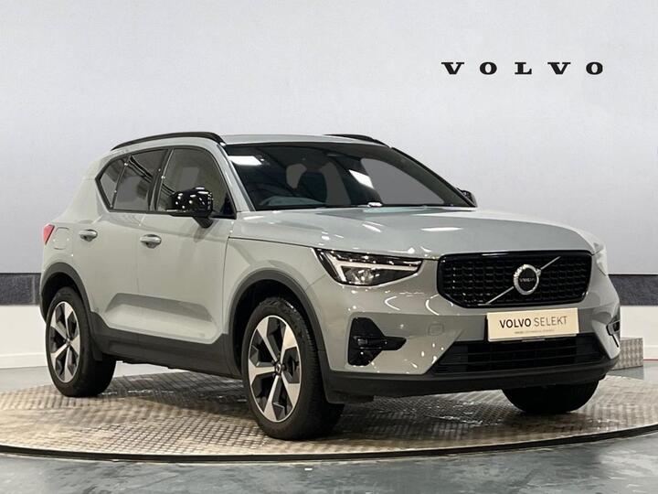 Volvo XC40 2.0 B3 MHEV Plus Dark DCT Auto Euro 6 (s/s) 5dr