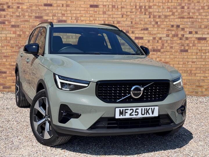 Volvo XC40 2.0 B4 MHEV Plus Dark DCT Auto Euro 6 (s/s) 5dr