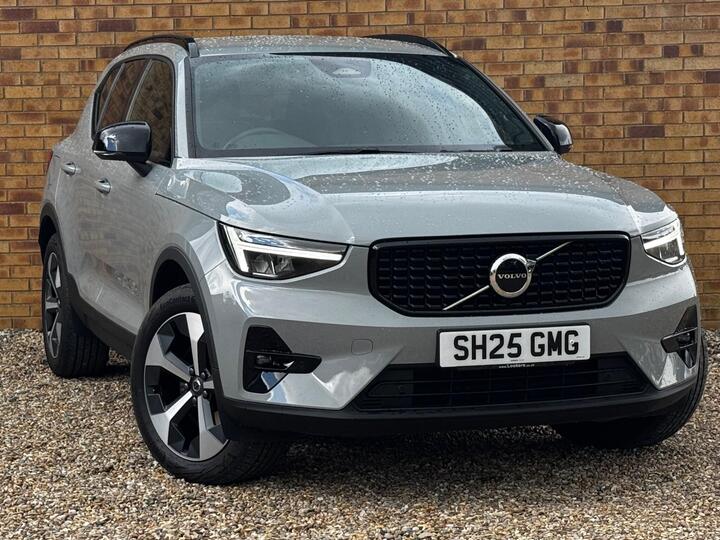 Volvo XC40 2.0 B4 MHEV Plus Dark DCT Auto Euro 6 (s/s) 5dr