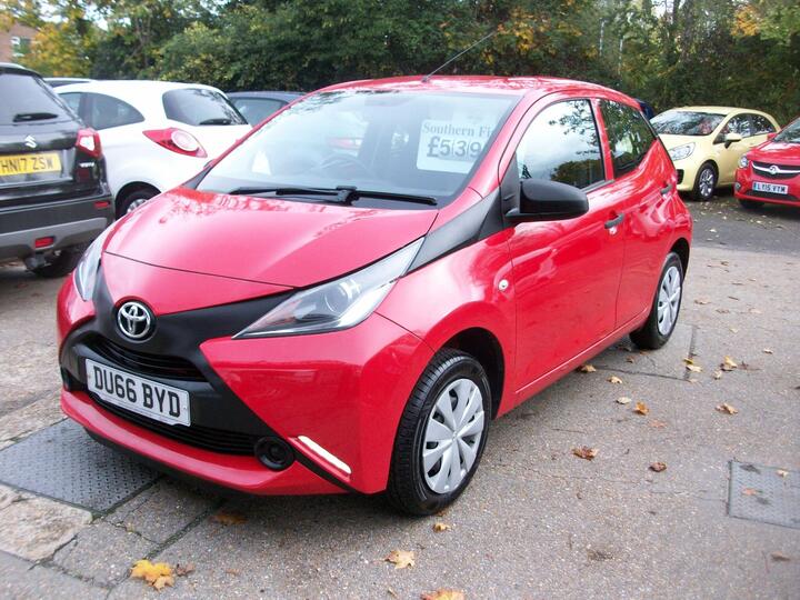 Toyota AYGO 1.0 VVT-i X Euro 5 5dr Euro 5 Toyota AYGO 1.0 VVT-i X Euro 5 5dr Euro 5