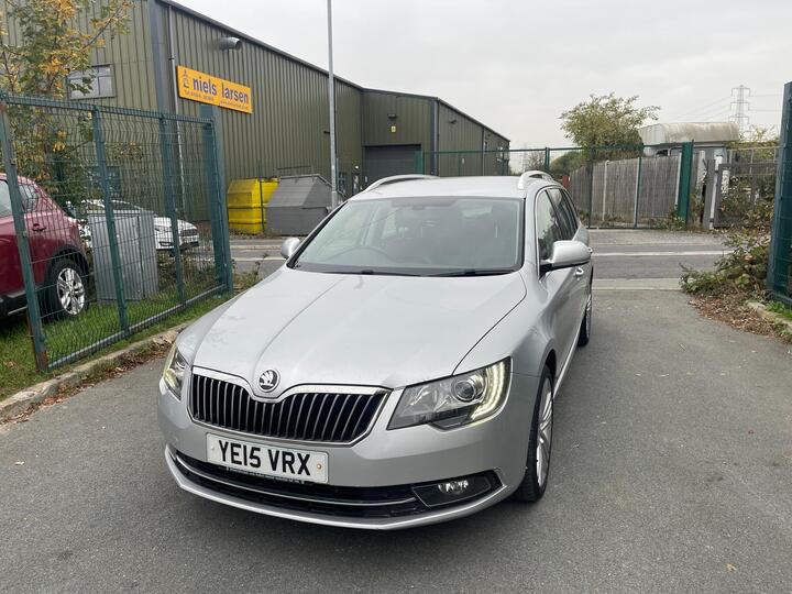 Skoda Superb 2.0 TDI Elegance DSG Euro 5 (s/s) 5dr Skoda Superb 2.0 TDI Elegance DSG Euro 5 (s/s) 5dr