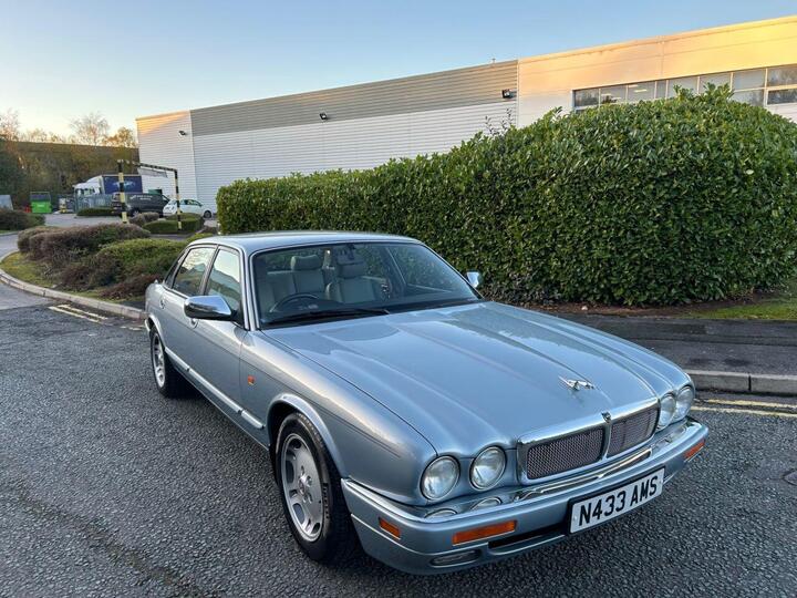 Jaguar XJ 4.0 SPORT 4d AUTO 245 BHP-Superb Low Mileage Example-Finished In Silver Frost Metallic-Grey Leather Upholstery-Will Come With A 12 Months Mot-7 Former