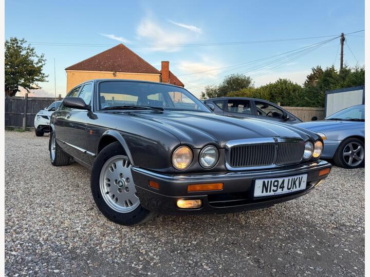 Jaguar XJ 4.0 Sovereign LWB Saloon 4dr