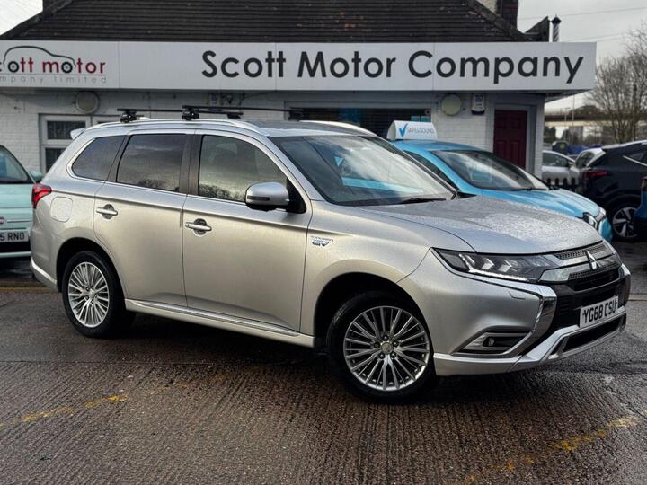 Mitsubishi OUTLANDER 2.4h TwinMotor 13.8kWh 4h CVT 4WD Euro 6 (s/s) 5dr Mitsubishi OUTLANDER 2.4h TwinMotor 13.8kWh 4h CVT 4WD Euro 6 (s/s) 5dr