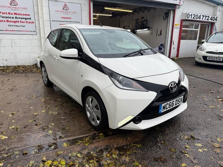 Toyota AYGO 1.0 VVT-i X-play X-shift Euro 6 5dr Toyota AYGO 1.0 VVT-i X-play X-shift Euro 6 5dr