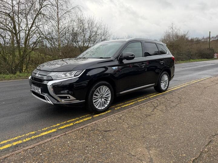 Mitsubishi OUTLANDER 2.4h TwinMotor 13.8kWh 4h CVT 4WD Euro 6 (s/s) 5dr Mitsubishi OUTLANDER 2.4h TwinMotor 13.8kWh 4h CVT 4WD Euro 6 (s/s) 5dr