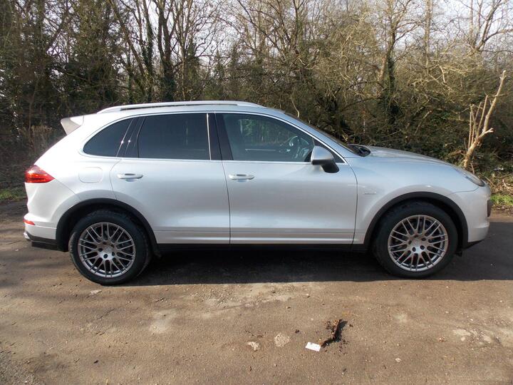 Porsche Cayenne 3.0 TD V6 TiptronicS 4WD Euro 6 (s/s) 5dr Porsche Cayenne 3.0 TD V6 TiptronicS 4WD Euro 6 (s/s) 5dr