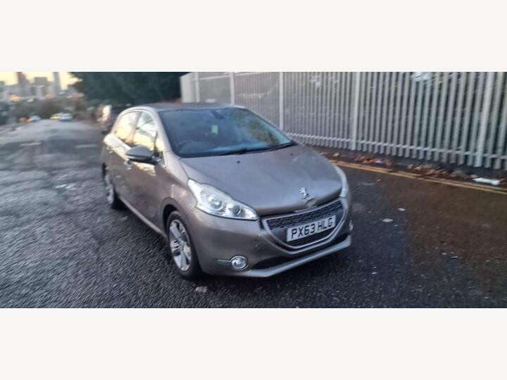 Peugeot 208 1.2 VTi PureTech Allure Euro 5 5dr Peugeot 208 1.2 VTi PureTech Allure Euro 5 5dr