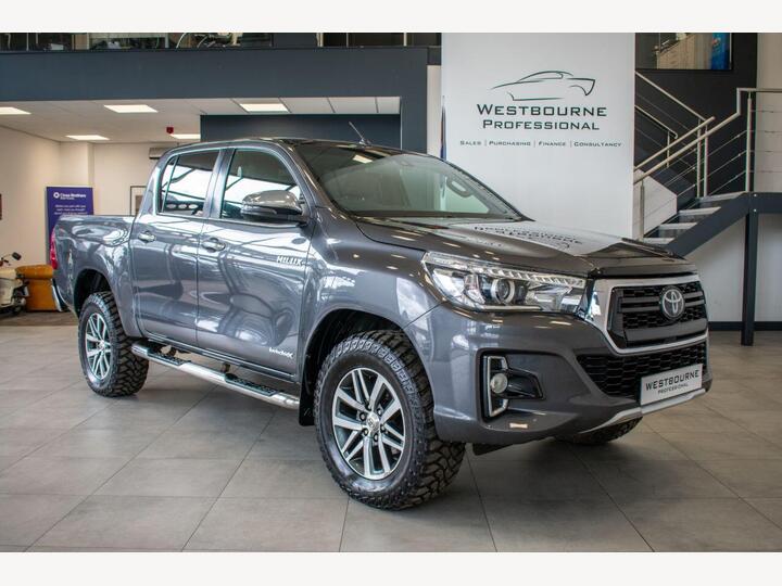 Toyota HILUX 2.4 D-4D Invincible X Auto 4WD Euro 6 4dr (TSS, 3.5t)