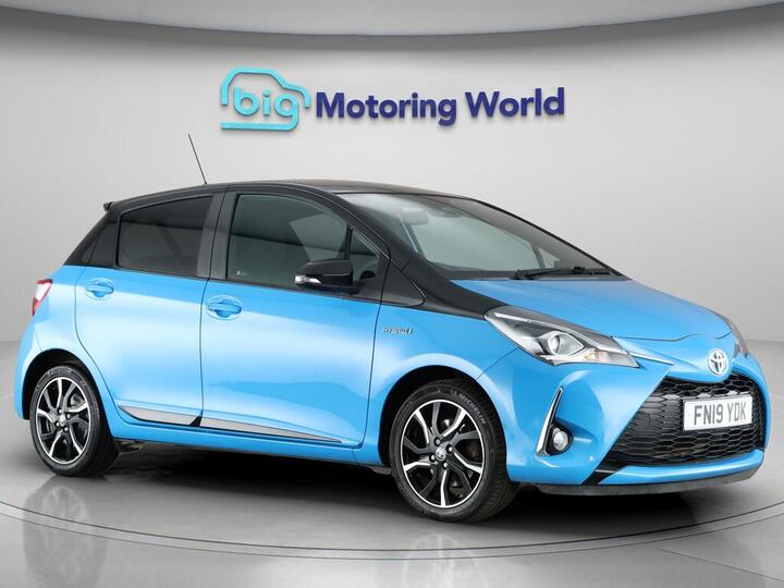 Toyota Yaris 1.5 VVT-h Cyan Bi-Tone E-CVT Euro 6 (s/s) 5dr