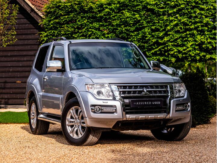 Mitsubishi Shogun 3.2 DI-DC Barbarian Auto 4WD Euro 5 3dr SWB Mitsubishi Shogun 3.2 DI-DC Barbarian Auto 4WD Euro 5 3dr SWB