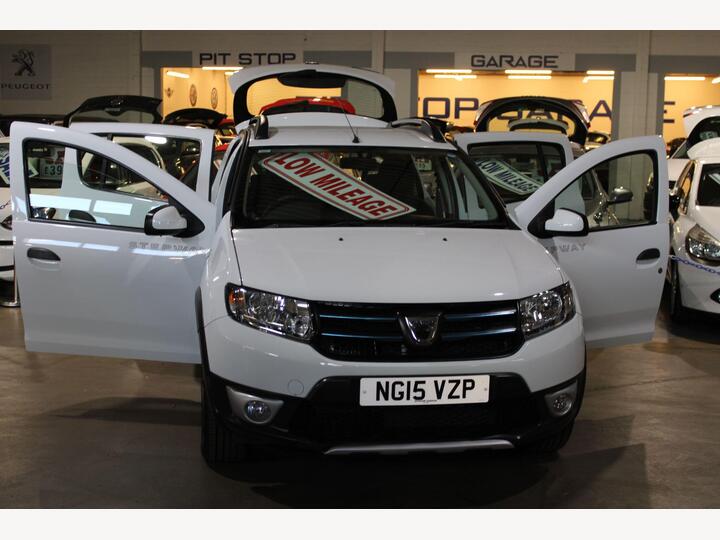 Dacia Sandero Stepway 0.9 TCe Laureate Euro 6 (s/s) 5dr Dacia Sandero Stepway 0.9 TCe Laureate Euro 6 (s/s) 5dr