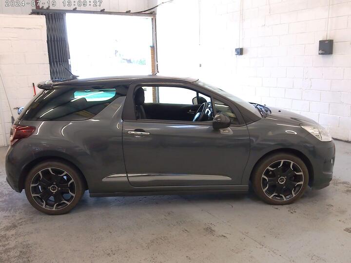 DS AUTOMOBILES DS 3 1.6 BlueHDi DStyle Euro 6 (s/s) 3dr DS AUTOMOBILES DS 3 1.6 BlueHDi DStyle Euro 6 (s/s) 3dr