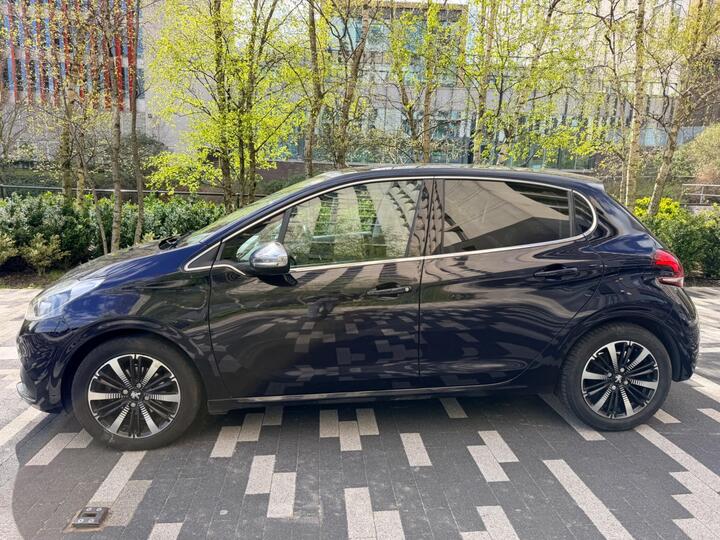 Peugeot 208 1.2 PureTech Allure Premium Euro 6 5dr Peugeot 208 1.2 PureTech Allure Premium Euro 6 5dr