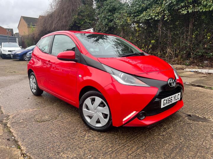 Toyota AYGO 1.0 VVT-i X-play Euro 5 5dr Euro 5 Toyota AYGO 1.0 VVT-i X-play Euro 5 5dr Euro 5
