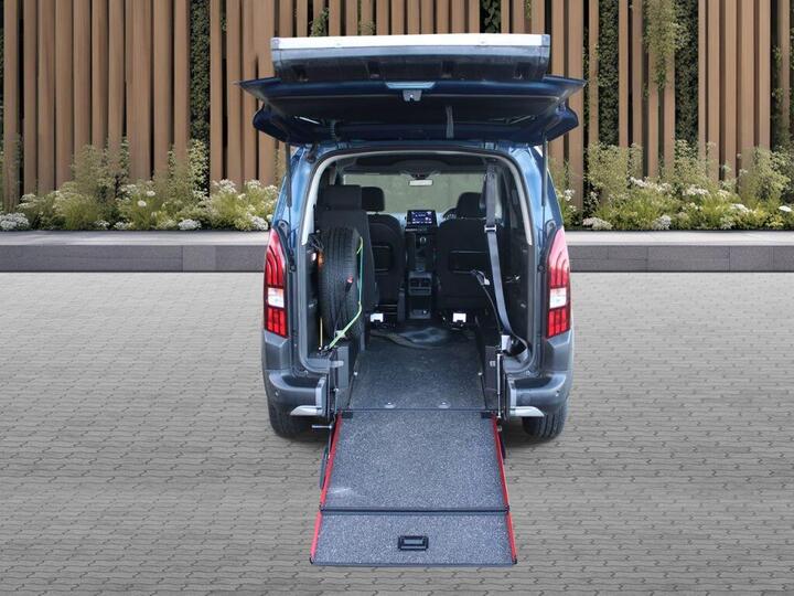 Peugeot Rifter 1.5 BlueHDi Allure Standard MPV Euro 6 (s/s) 5dr Peugeot Rifter 1.5 BlueHDi Allure Standard MPV Euro 6 (s/s) 5dr