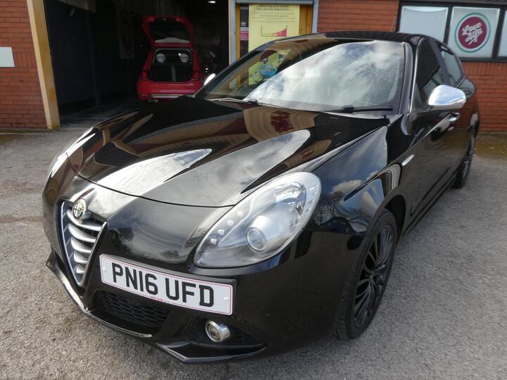Alfa Romeo Giulietta 2.0 JTDM-2 Collezione Euro 6 (s/s) 5dr Alfa Romeo Giulietta 2.0 JTDM-2 Collezione Euro 6 (s/s) 5dr