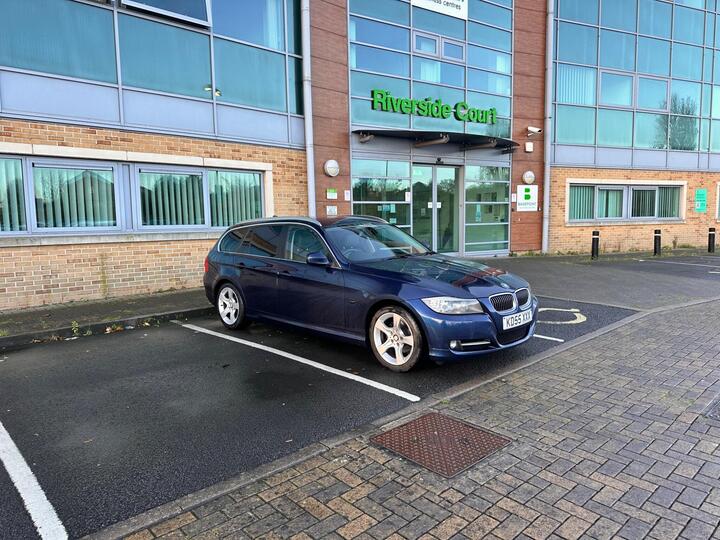 BMW 3 Series 2.0 318i Exclusive Edition Touring Euro 5 5dr BMW 3 Series 2.0 318i Exclusive Edition Touring Euro 5 5dr