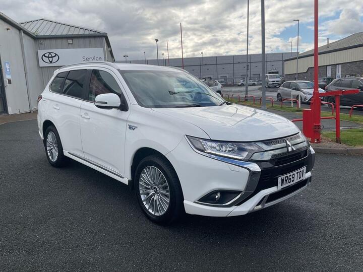 Mitsubishi OUTLANDER 2.4h TwinMotor 13.8kWh Design CVT 4WD Euro 6 (s/s) 5dr Mitsubishi OUTLANDER 2.4h TwinMotor 13.8kWh Design CVT 4WD Euro 6 (s/s) 5dr