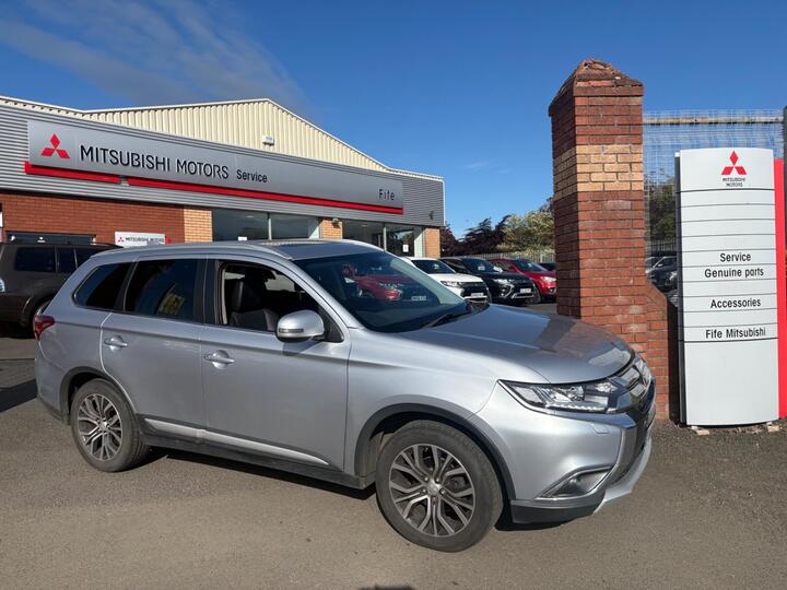 Mitsubishi Outlander 2.2 DI-D 4 4WD Euro 6 (s/s) 5dr Mitsubishi Outlander 2.2 DI-D 4 4WD Euro 6 (s/s) 5dr