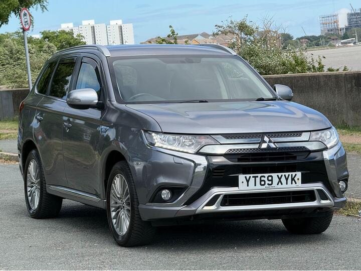 Mitsubishi Outlander 2.4h TwinMotor 13.8kWh Design CVT 4WD Euro 6 (s/s) 5dr