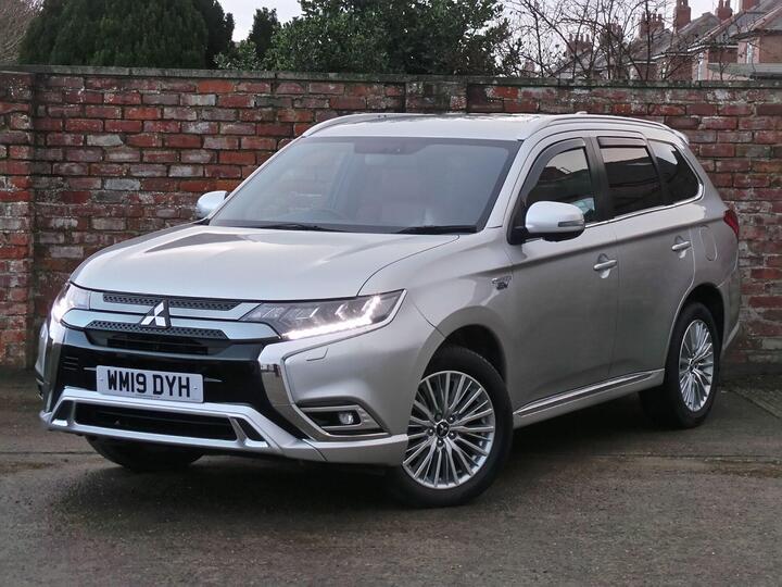 Mitsubishi Outlander 2.4h TwinMotor 13.8kWh 5h CVT 4WD Euro 6 (s/s) 5dr