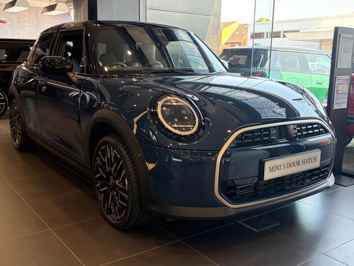 MINI Cooper 1.5C Exclusive Steptronic Euro 6 (s/s) 5dr
