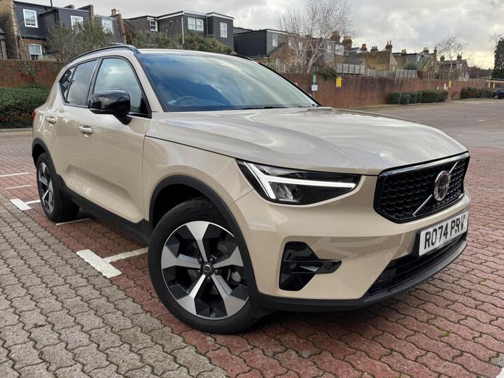 Volvo XC40 2.0 B3 MHEV Plus Dark DCT Auto Euro 6 (s/s) 5dr