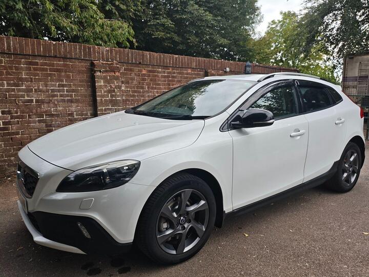 Volvo V40 Cross Country 2.0 D4 Lux Nav Hatchback 5dr Diesel Auto Euro 6 (s/s) (190 Ps)