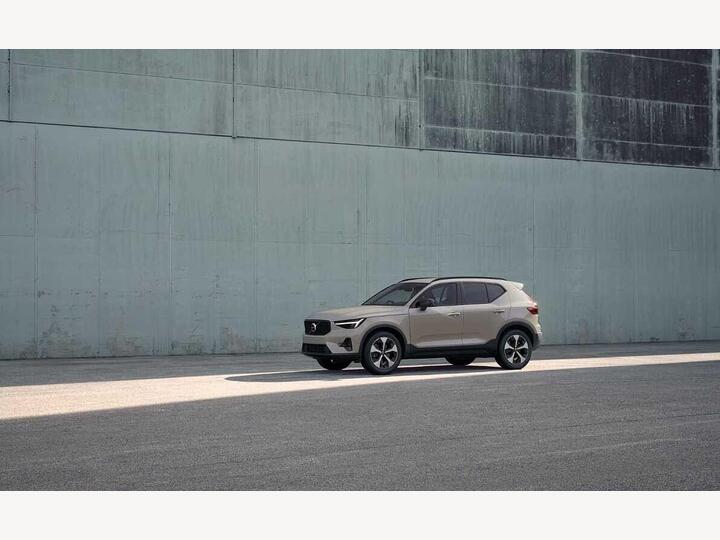 Volvo XC40 2.0 B3 MHEV Plus Dark DCT Auto Euro 6 (s/s) 5dr