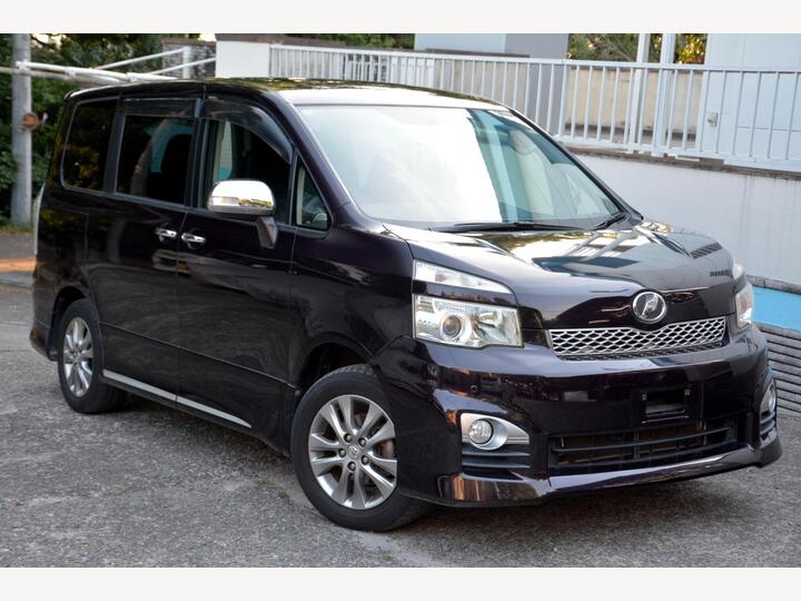 Toyota Voxy 2.0 ZS Kiramaki 2 - Swivel Centre Seats