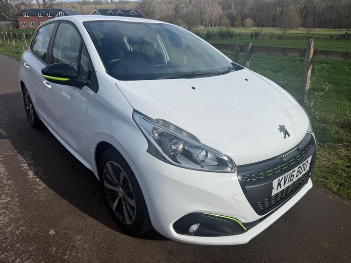 Peugeot 208 1.2 PureTech XS Lime Euro 6 5dr Peugeot 208 1.2 PureTech XS Lime Euro 6 5dr