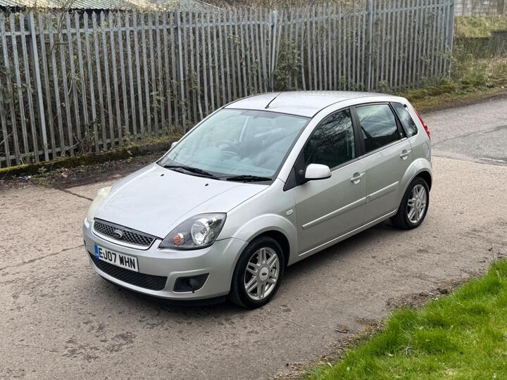 Ford Fiesta 1.6 Ghia 5dr