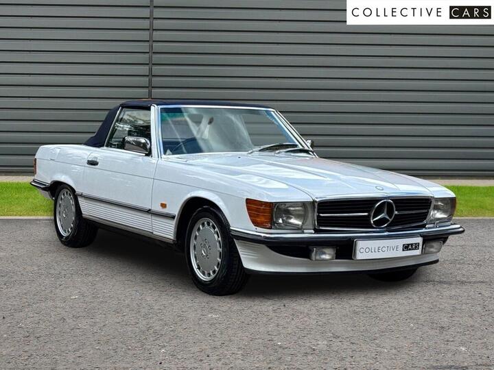 Mercedes-Benz SL 300 3.0L 2d  AUTO  188 BHP Factory Air Conditioning. Rear Seat